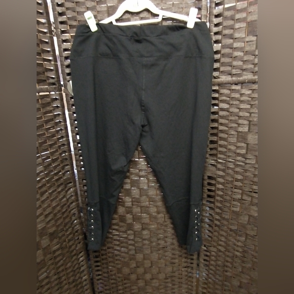 Sz 16 NWT ZIM & ZOE Active Black Crop Leggings with Eyelet Detail above Ankles - Picture 8 of 15